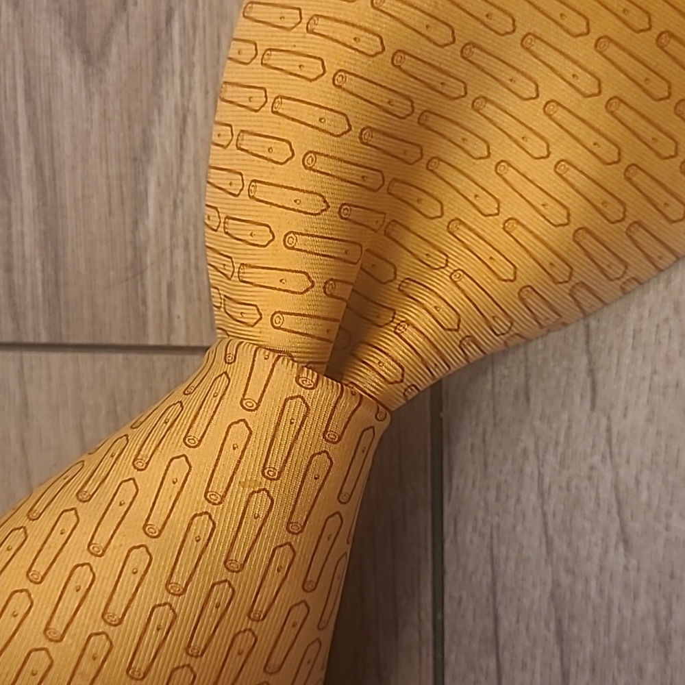 SINE DIE Cannon Tan Gold Whimsical‎ Pattern Mens Silk Tie